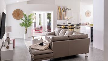 Älytelevisio, takka, videopelejä, pöytäjalkapallopöytä