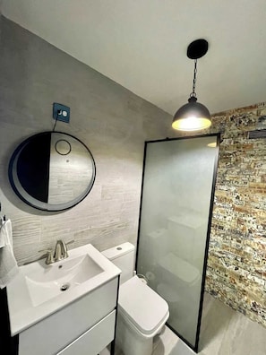 Dusche, Haartrockner, Seife, Shampoo