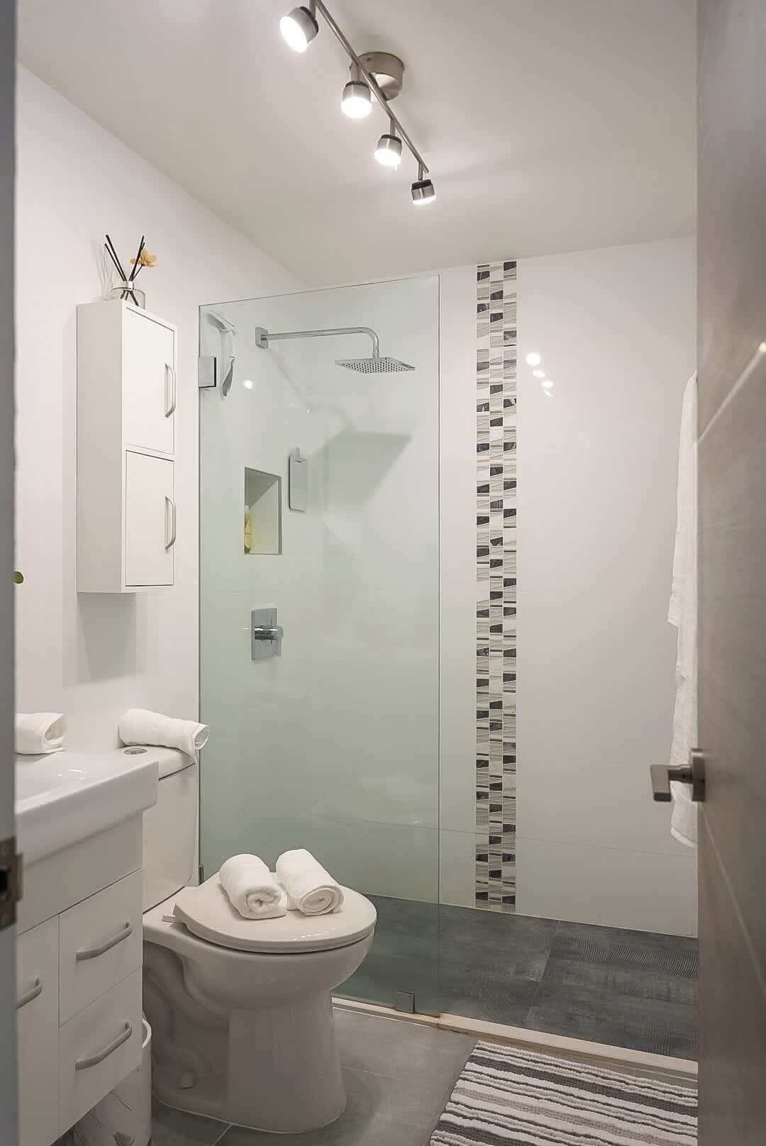 Regadera, secadora de cabello, toallas 