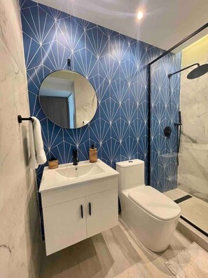 Dusche, Haartrockner, Handtücher