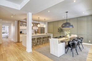 Premium Condo, 3 Bedrooms | In-room dining - 105 Verbier Building 14 (Mont-Tremblant)