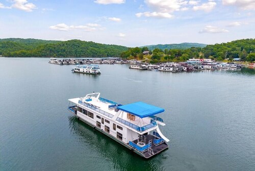 The Stillwater Houseboat 75' - Medium Houseboat, 6 bedrooms,waterslide, fireplace on rooftop lounge area