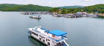 The Stillwater Houseboat 75' - Medium Houseboat, 6 bedrooms,waterslide, fireplace on rooftop lounge area