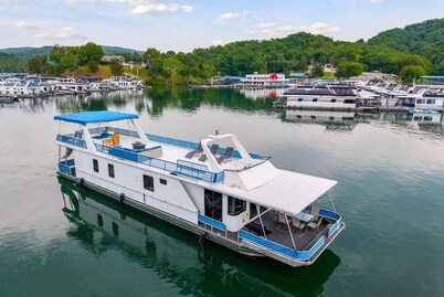 The Stillwater Houseboat 75' - Medium Houseboat, 6 bedrooms,waterslide, fireplace on rooftop lounge area