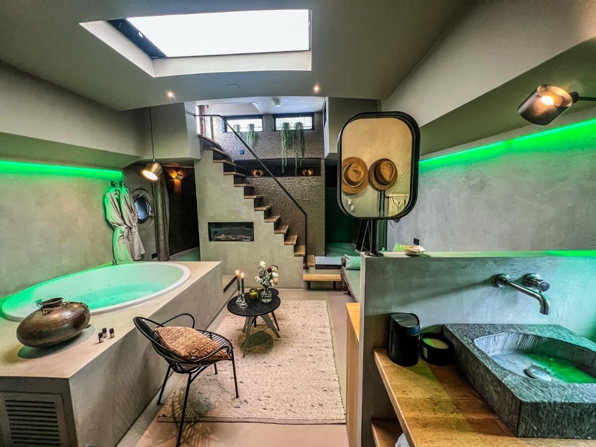 Een douche, een bubbelbad, een haardroger, handdoeken