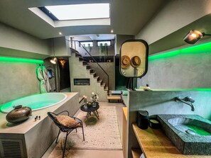 Douche, baignoire à jets, sèche-cheveux, serviettes fournies