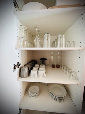 Frigorifero, forno, piano cottura, lavastoviglie