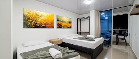 高级四人房 | 办公桌、笔记本电脑工作区、免费 WiFi