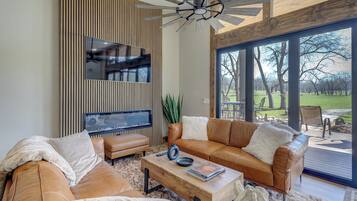 Een smart-tv en een open haard