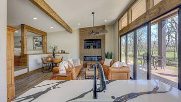 Een smart-tv en een open haard