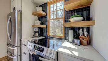 Een koelkast, een magnetron, een oven, een kookplaat