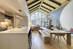 In-room dining - 204 Verbier Building 14 (Mont-Tremblant)