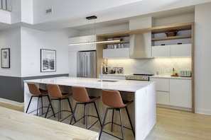 Kondominium Desain | Dapur pribadi | Lemari es besar, microwave, oven, dan kompor