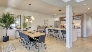 Grand-Apartment | Essbereich im Zimmer