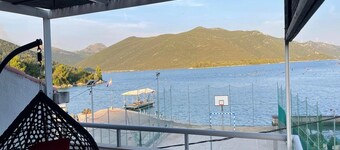 Four Bedroom Holiday Home with Sea View