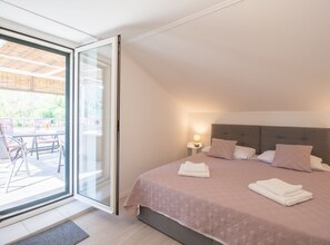 4 slaapkamers, een strijkplank/strijkijzer, internet, beddengoed