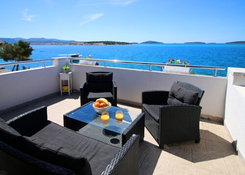 Beachfront Apartments Leona - Three Bedroom Apartment with Seaview
