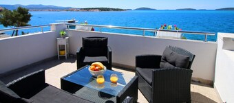 Beachfront Apartments Leona - Three Bedroom Apartment with Seaview