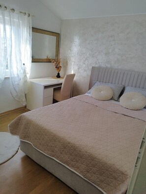 3 bedrooms, iron/ironing board, internet, bed sheets