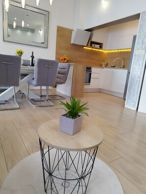 Een koelkast, een oven, een kookplaat, een vaatwasser