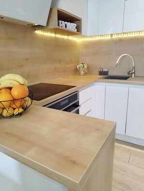 Fridge, oven, stovetop, dishwasher