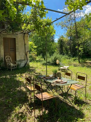 Outdoor dining - Grand Appartement Lumineux Avec Jardin (Uzès)