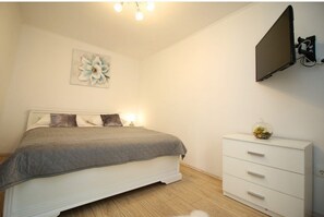 1 habitación, tabla de planchar con plancha, internet y ropa de cama