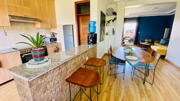 Kylskåp, mikrovågsugn, ugn och diskmaskin