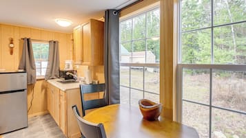 Kühlschrank, Mikrowelle, Wasserkocher mit Kaffee-/Teezubehör