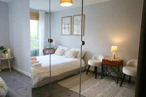 2 slaapkamers, een strijkplank/strijkijzer, gratis wifi, beddengoed