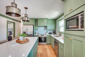 Réfrigérateur, micro-ondes, plaque de cuisson, lave-vaisselle
