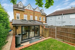 Exterior - Richmond Oasis - Pass The Keys (London)