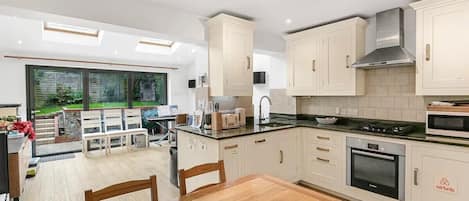 Refrigerador, microondas, horno y lavavajillas