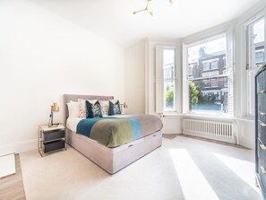 2 quartos, escrivaninha, ferros/tábuas de passar roupa