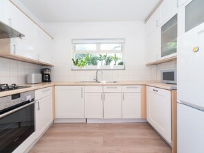 Geladeira, micro-ondas, fogão, lava-louças