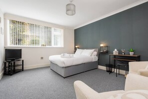 1 bedroom, iron/ironing board, free WiFi, bed sheets - Woolton Rd Flat Near John Lennon Airport, Free Parking & Wifi - Pass the Keys (Liverpool)
