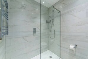 Douche, serviettes fournies