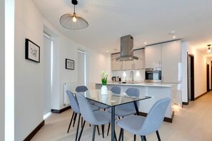 Dining - Pass the Keys | Flat Station Square·Ultra Modern Flat next to Cambridge Station (Cambridge)