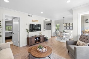 Smart TV, books - Fairway Condo Walk to Village | King Bed (Pinehurst)
