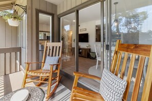 Terrace/patio - Elegant Golf Front Condo w/ King, Walk to Village (Pinehurst)