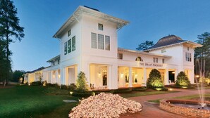 Um edifício de dois andares com uma placa que diz 'The Spa at Pinehurst'.