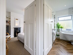 3 habitaciones, tabla de planchar con plancha y cuna de viaje 