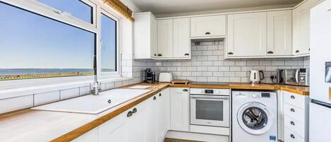 Kylskåp, mikrovågsugn, ugn och diskmaskin