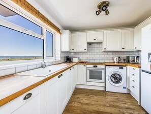 Fridge, microwave, oven, dishwasher - Seaside Flat - Amazing Sea Views - Pass the Keys (Hayling Island)