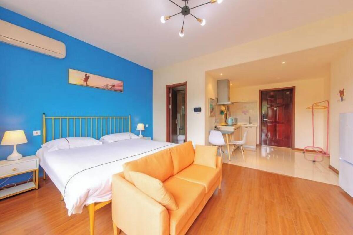 Une chambre à coucher avec un lit, un canapé, un bureau et une chaise.
