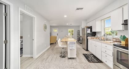 Newly renovated cottage walking distance to downtown Ocala square. Quiet street.