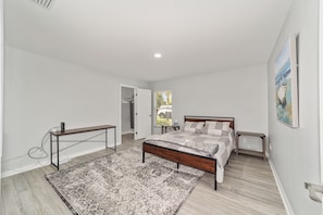 2 bedrooms, WiFi, bed sheets - Newly renovated cottage walking distance to downtown Ocala square. Quiet street. (Ocala)