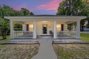 Exterior - Newly renovated cottage walking distance to downtown Ocala square. Quiet street. (Ocala)
