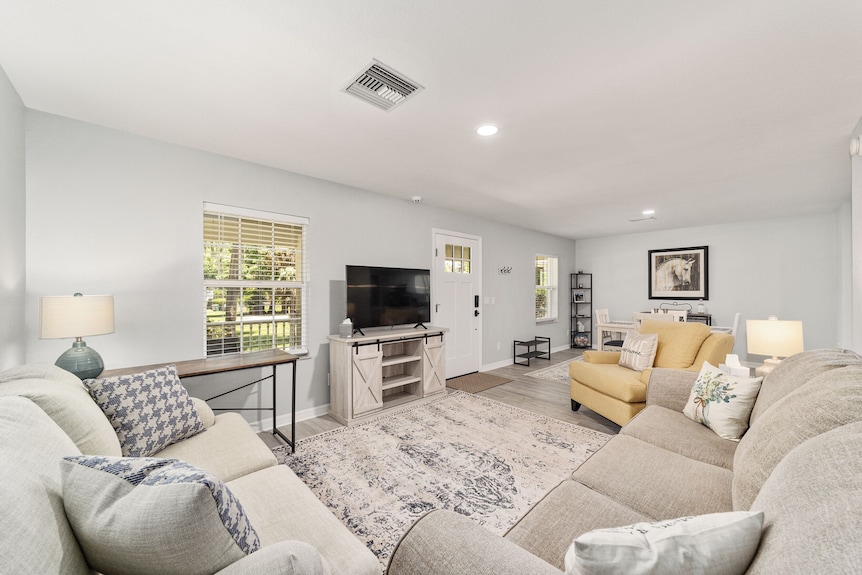 Newly Renovated Cottage Walking Distance To Downtown Ocala Square. Quiet Street. - Ocala, FL