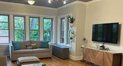 Vintage City Chic: The Artist's Haven. 5 Blocks from Lake Michigan!